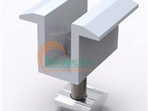 Kẹp giữa tấm pin năng lượng mặt trời