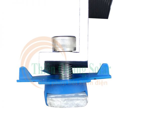 Kẹp biên tấm pin cho thanh Unistrut